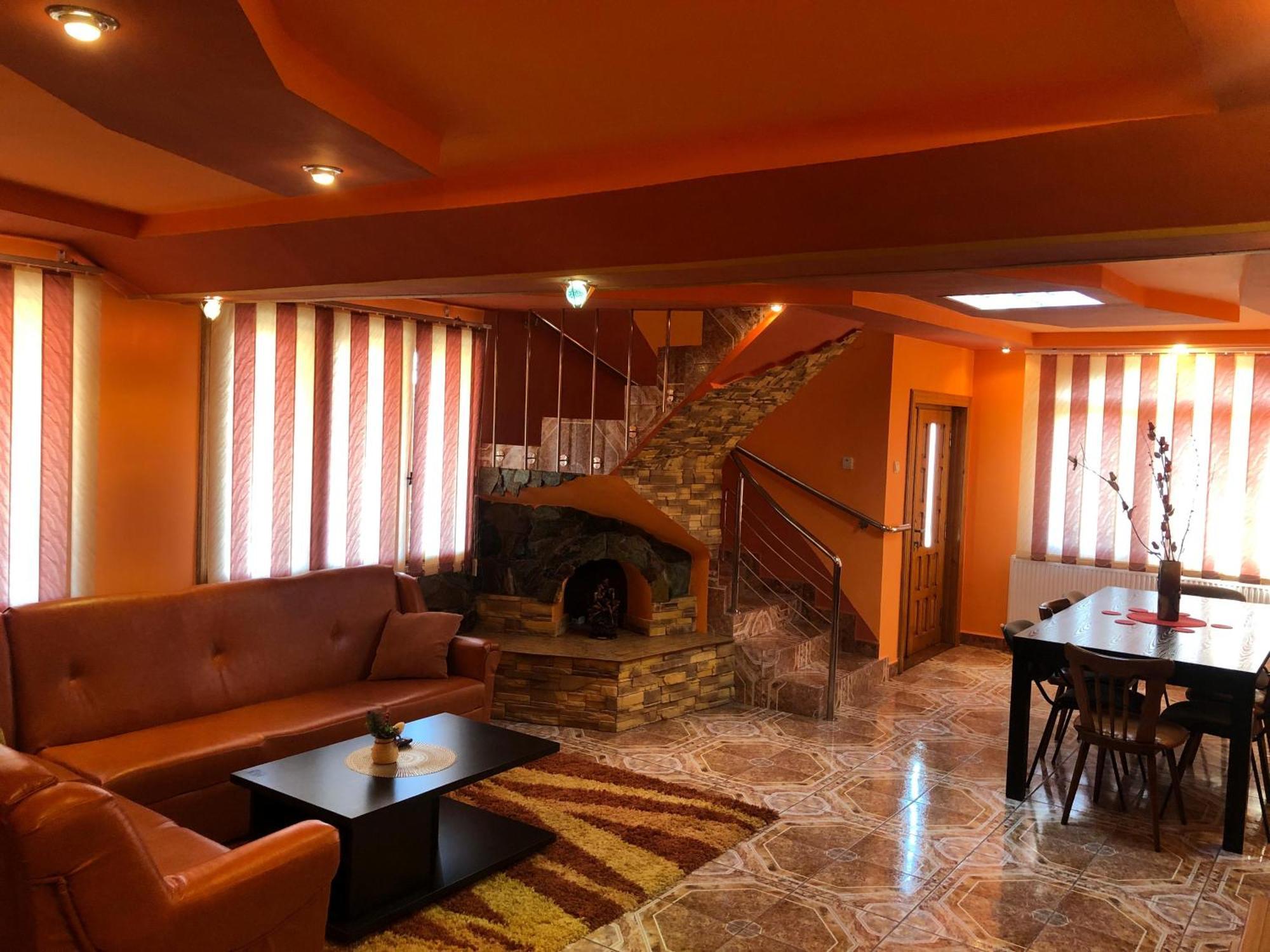 La Conac Complex Deluxe Targu-Jiu Bed & Breakfast Targu Jiu Bagian luar foto