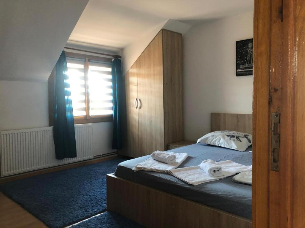 La Conac Complex Deluxe Targu-Jiu Bed & Breakfast Targu Jiu Bagian luar foto
