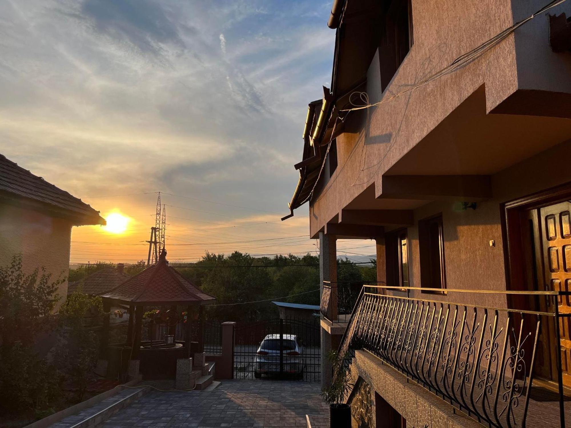 La Conac Complex Deluxe Targu-Jiu Bed & Breakfast Targu Jiu Bagian luar foto