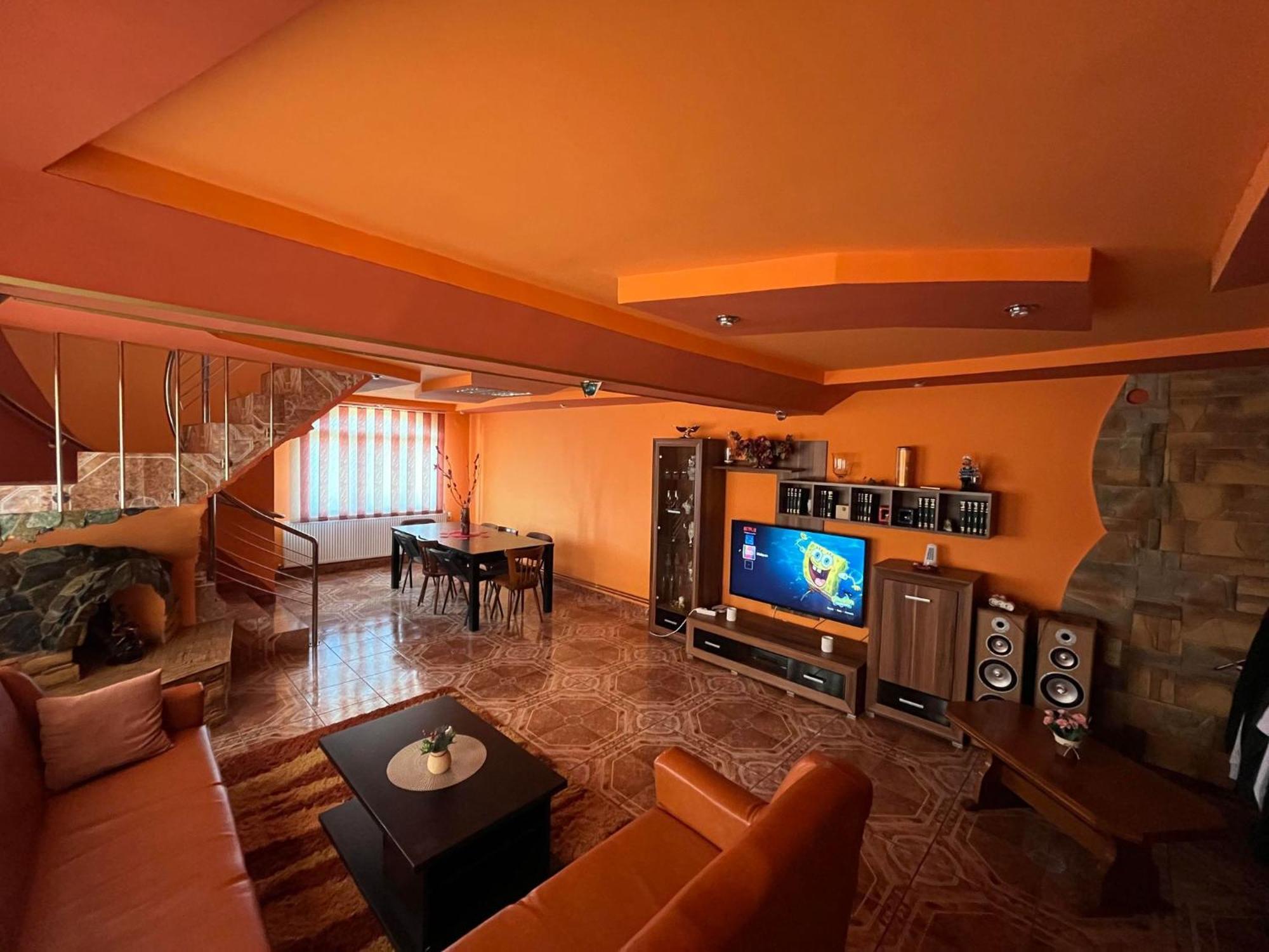 La Conac Complex Deluxe Targu-Jiu Bed & Breakfast Targu Jiu Bagian luar foto