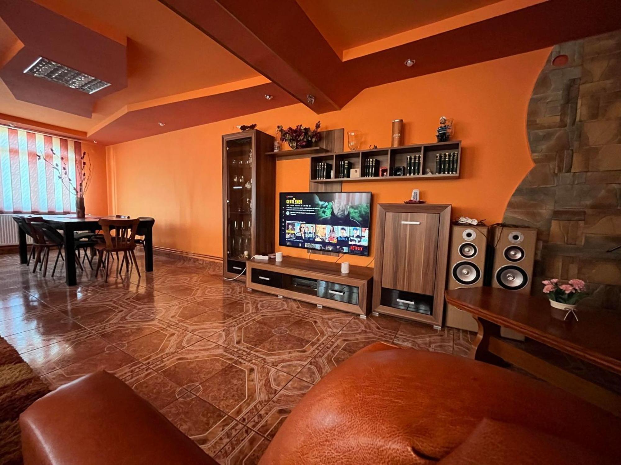 La Conac Complex Deluxe Targu-Jiu Bed & Breakfast Targu Jiu Bagian luar foto